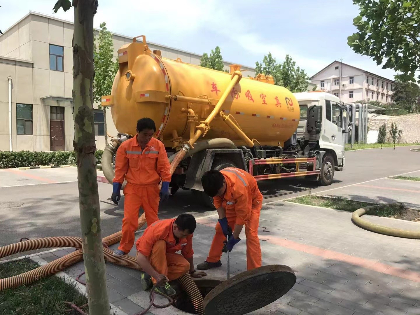 宁津管道疏通车停在窨井附近